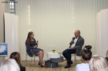 „Czarowna planeta” - wernisaż wystawy Marceliny Petrowicz w wieluńskiej bibliotece